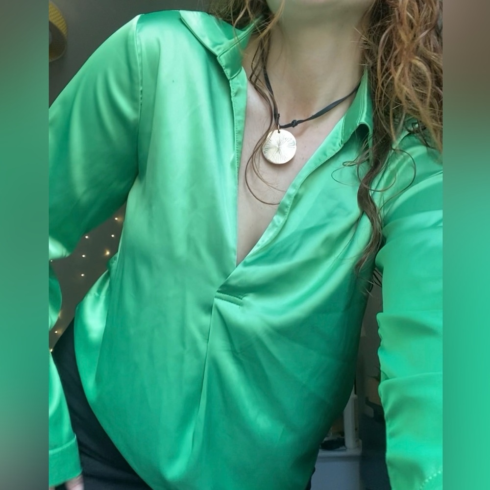 🌵Green Lulus Silky Satin Collared Blouse🌵